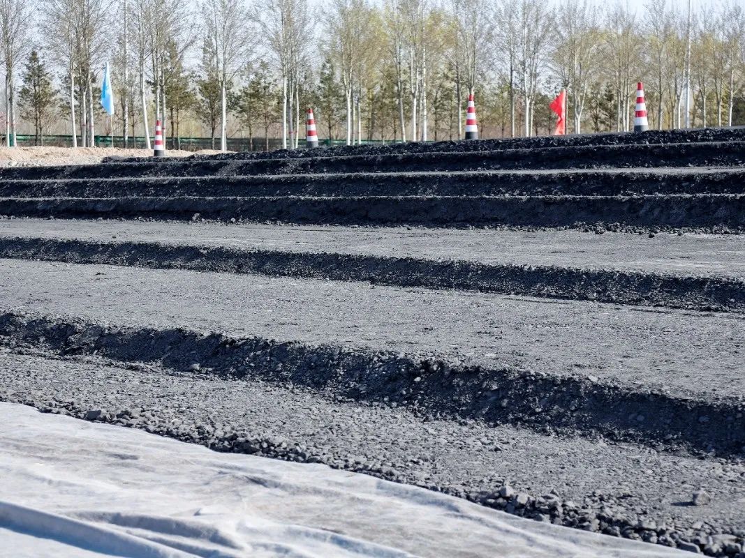 1公里消耗6.2萬噸，寧夏首次使用煤矸石進(jìn)行高速公路路基填筑！ 　　