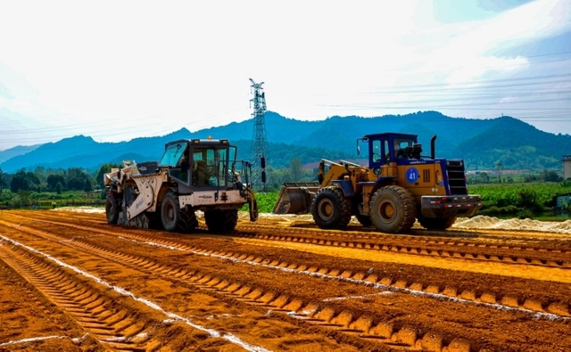 變廢為寶，江西利用鋰云母尾礦長石粉建設(shè)“美綠高速” 　　