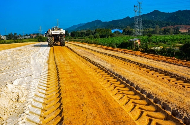 變廢為寶，江西利用鋰云母尾礦長石粉建設(shè)“美綠高速” 　　