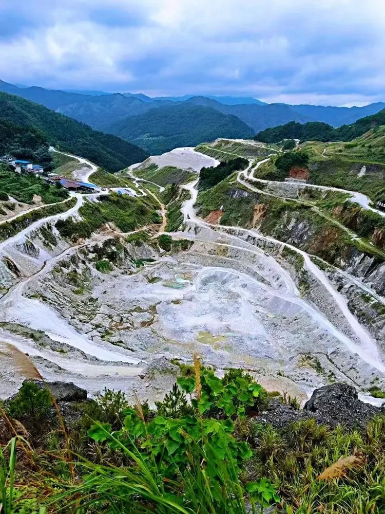 廣西龍勝：90家，年產(chǎn)40萬(wàn)噸滑石 　　