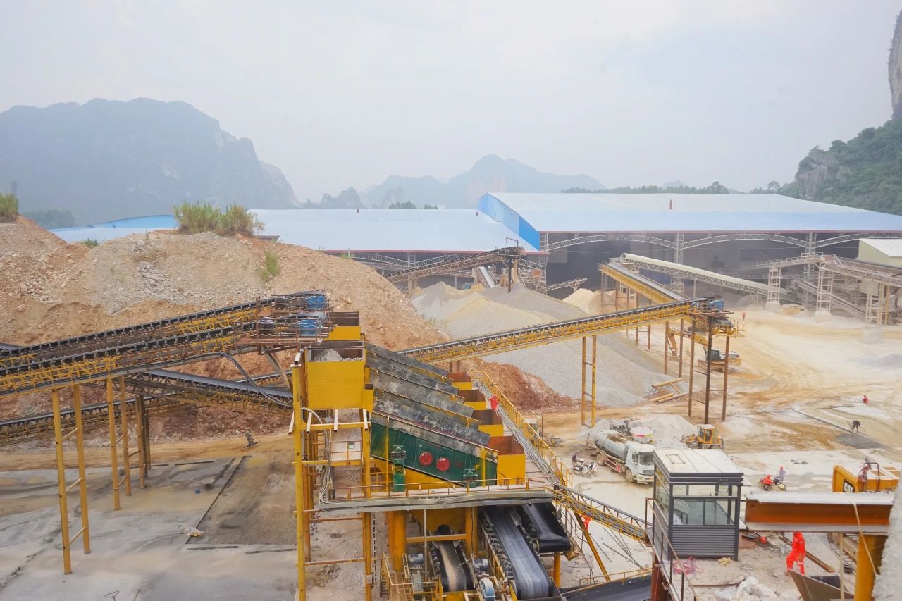 南寧最大石灰?guī)r礦山高鈣碎石生產(chǎn)線投產(chǎn) 　　