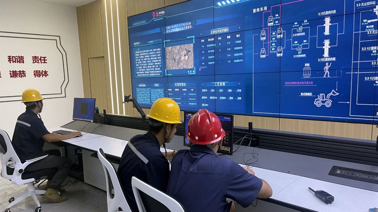 年產(chǎn)30萬噸，沙漠變身光伏石英砂 　　