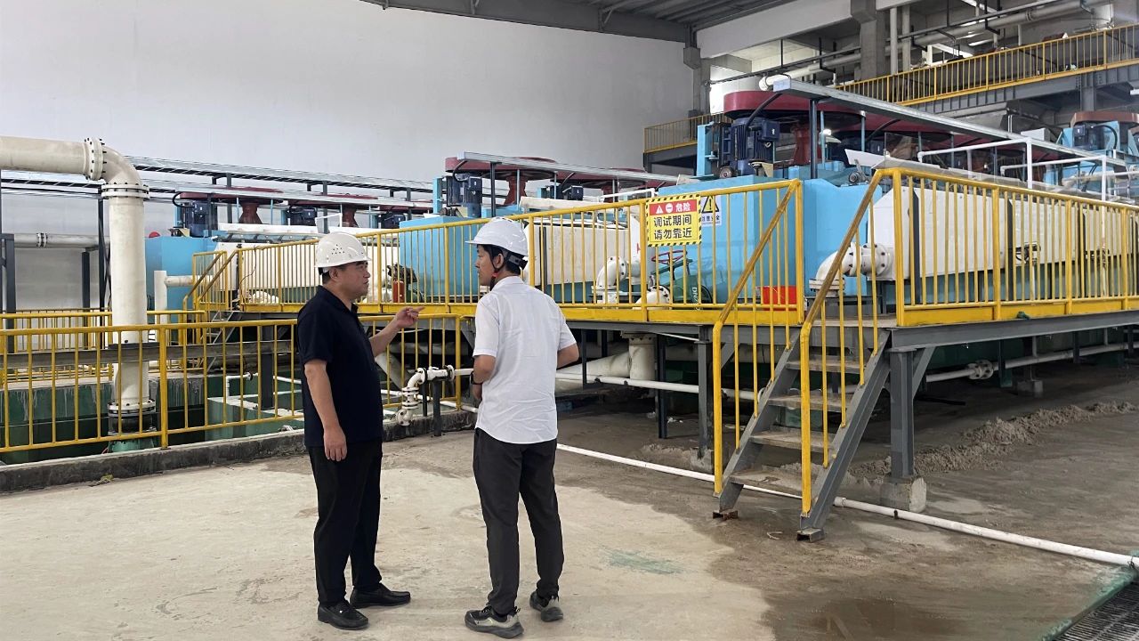 年產(chǎn)30萬噸，沙漠變身光伏石英砂 　　