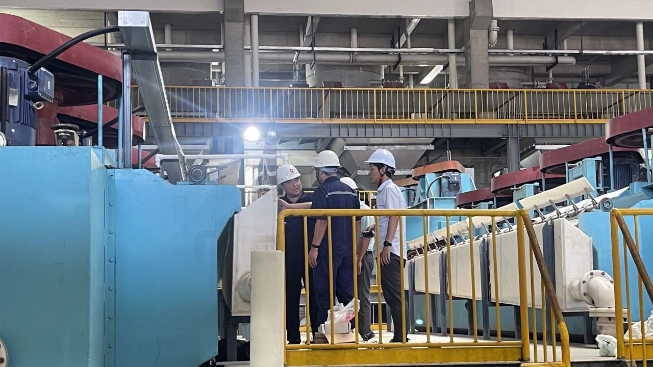 年產(chǎn)30萬噸，沙漠變身光伏石英砂 　　