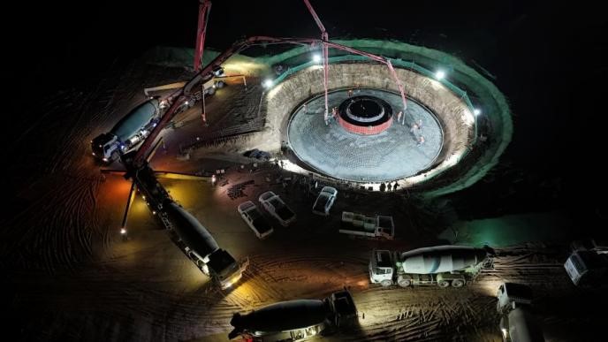 風(fēng)馳電掣！其亞集團(tuán)300萬千瓦風(fēng)光一體化項(xiàng)目首臺(tái)風(fēng)機(jī)澆筑 　　