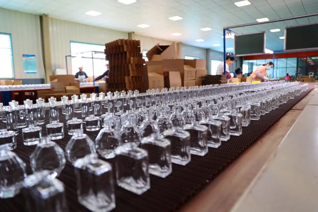 從石英砂到香水瓶，甘肅張掖玻璃產(chǎn)業(yè)加速崛起