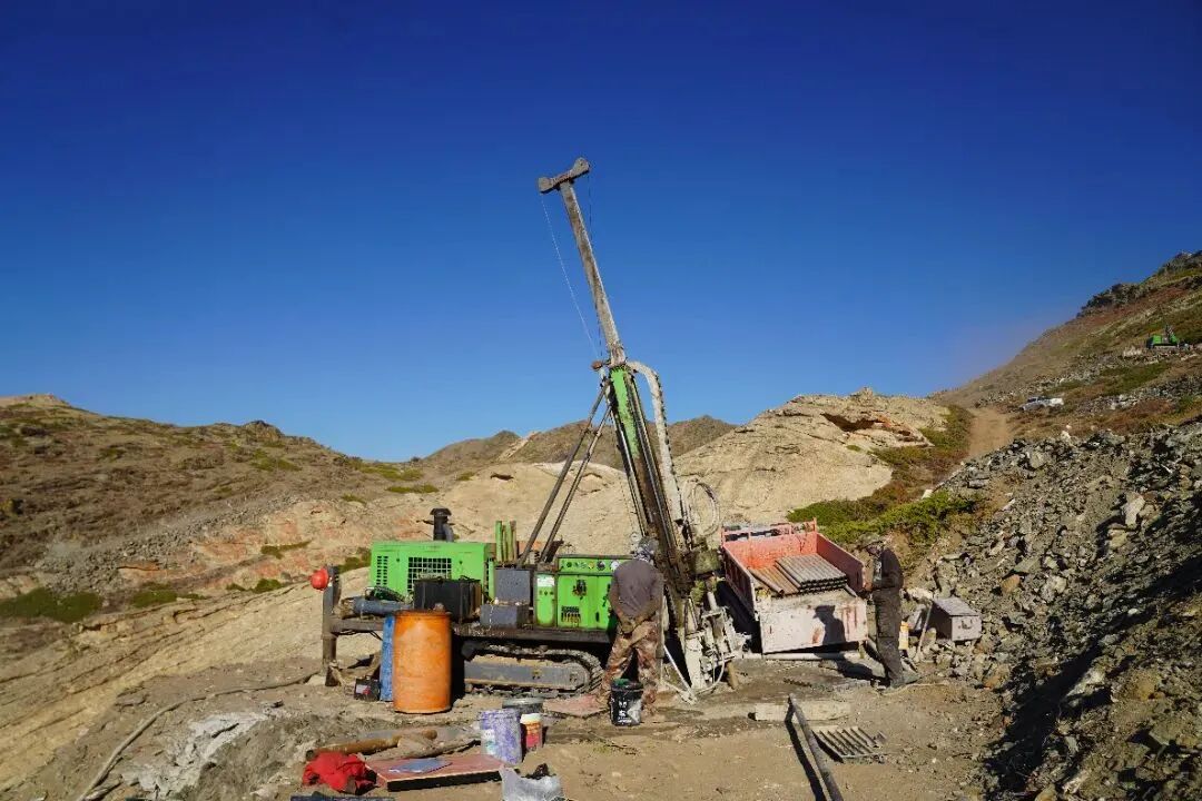 新疆青河縣石英礦開發(fā)與高純石英砂提純項目成功落地    