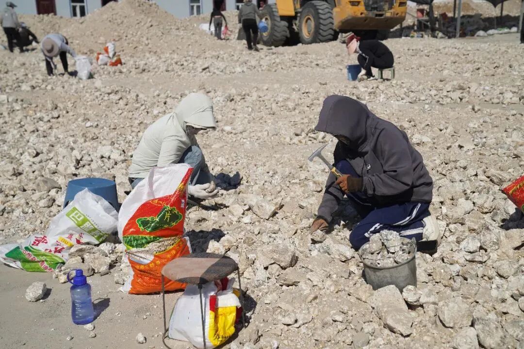 新疆青河縣石英礦開發(fā)與高純石英砂提純項目成功落地    