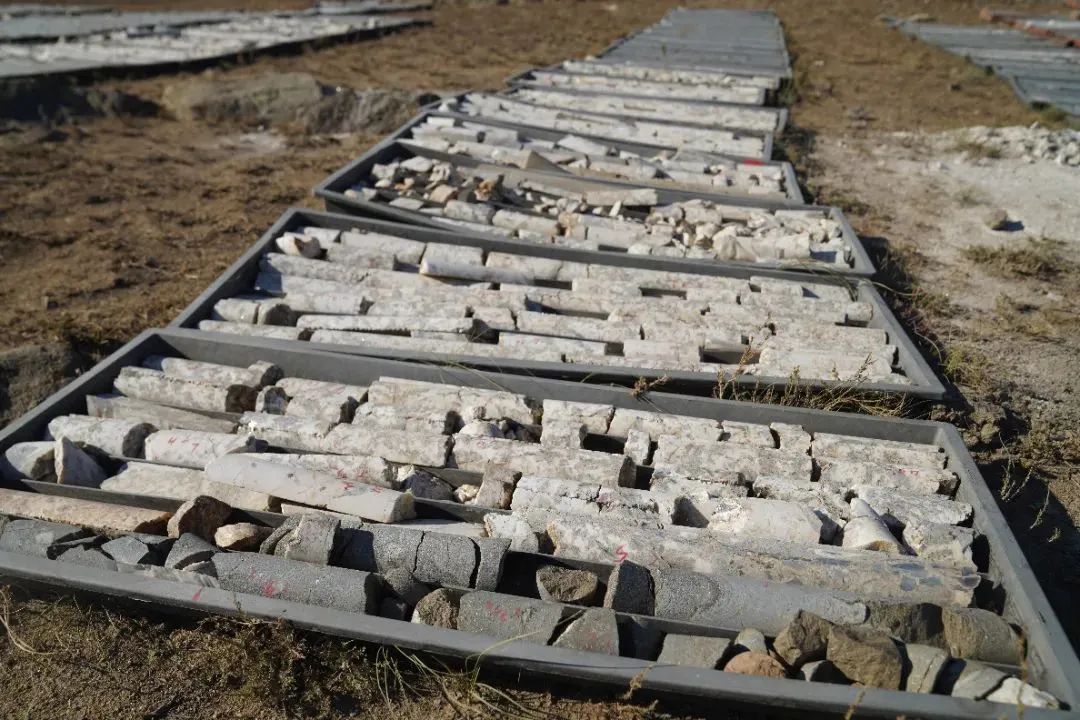 新疆青河縣石英礦開發(fā)與高純石英砂提純項目成功落地    