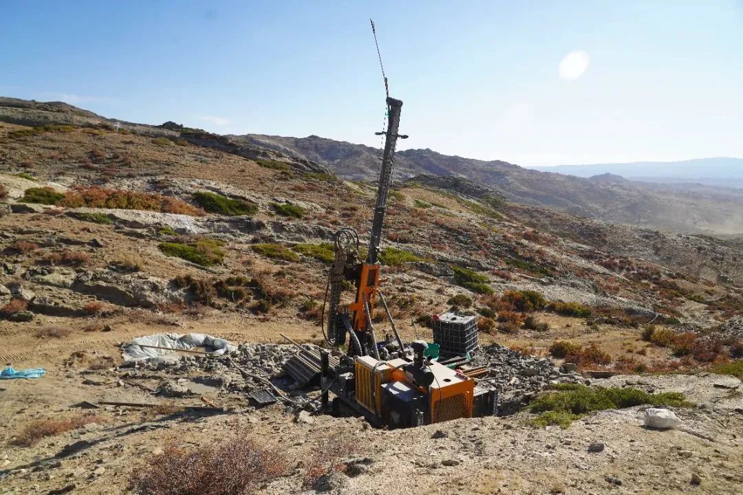 新疆青河縣石英礦開發(fā)與高純石英砂提純項目成功落地    