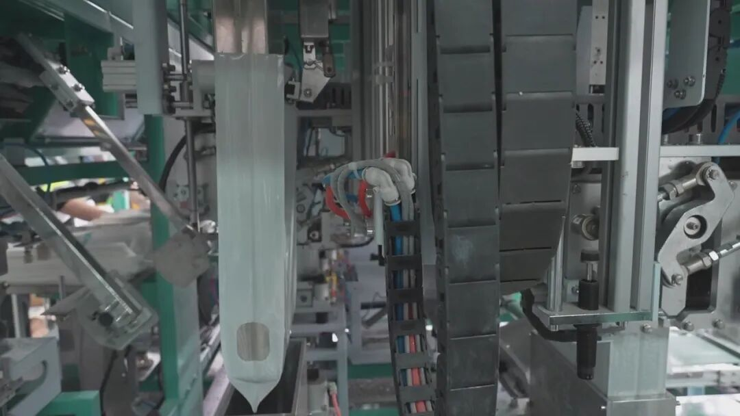 全球首座無(wú)塵化膨潤(rùn)土貓砂工廠將在內(nèi)蒙古寧城縣投產(chǎn)